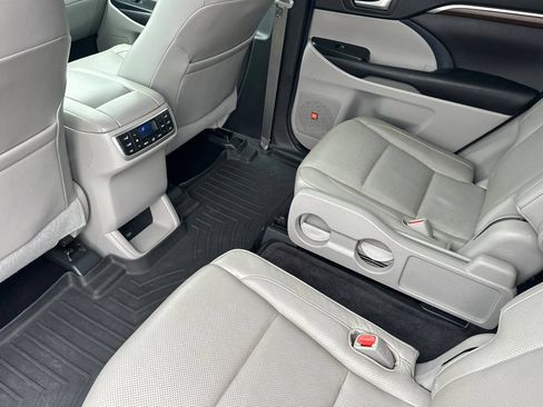 Used 2016 Toyota Highlander Limited Platinum AWD/4WD image 13
