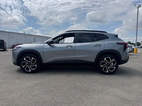 Used 2025 Chevrolet Trax RS w/ Sunroof Package FWD image 3