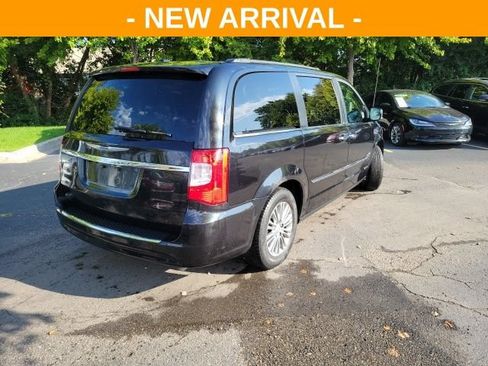 Used 2013 Chrysler Town & Country Touring-L w/ Driver Convenience Group FWD image 3