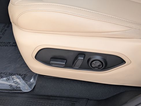 Used 2025 Jeep Grand Cherokee Limited image 23