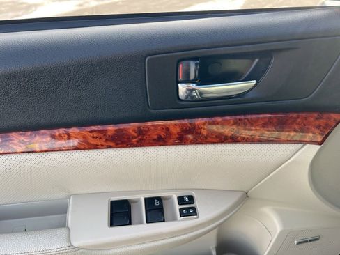 Used 2010 Subaru Outback 2.5i Limited image 9