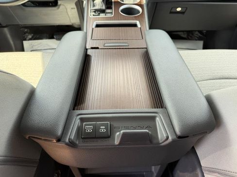 Used 2021 Toyota Sienna LE FWD image 25