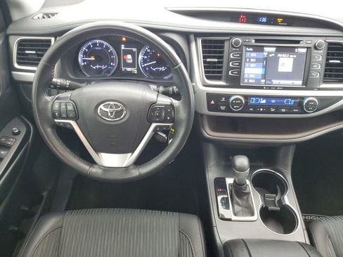 Used 2019 Toyota Highlander Plus FWD image 19