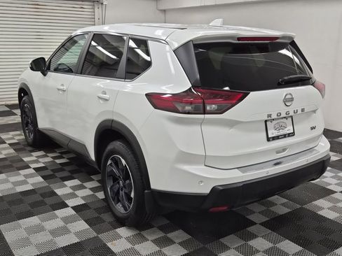 Used 2024 Nissan Rogue SV image 4