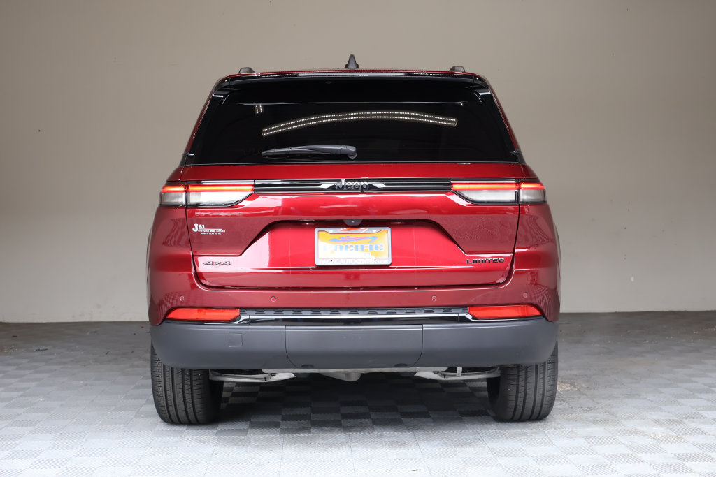 Used 2025 Jeep Grand Cherokee Limited w/ Black Appearance Package AWD/4WD image 11
