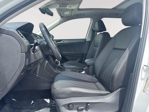 Used 2024 Volkswagen Tiguan SE w/ Panoramic Sunroof Package AWD/4WD image 4