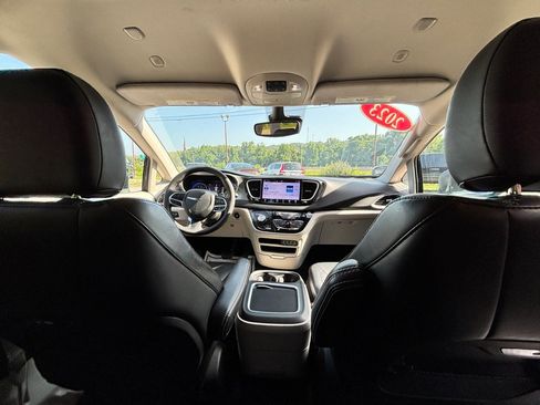 Used 2023 Chrysler Pacifica Touring-L FWD image 14