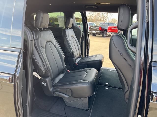 New 2026 Chrysler Pacifica Select w/ S Appearance Package FWD image 19