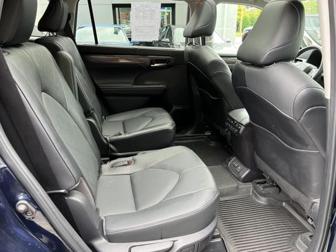 Used 2023 Toyota Highlander Platinum FWD image 9
