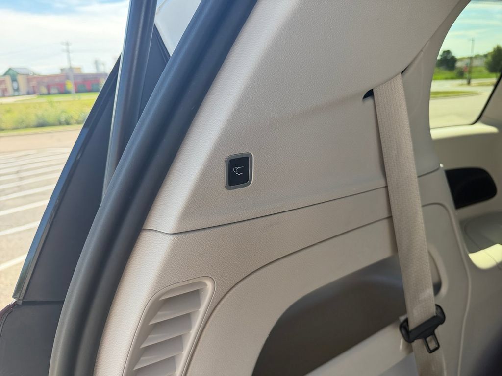 Used 2023 Chrysler Pacifica Touring-L FWD image 26