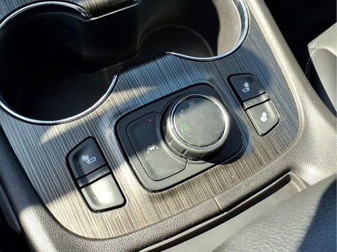Used 2023 GMC Acadia SLT w/ Elevation Edition FWD image 11