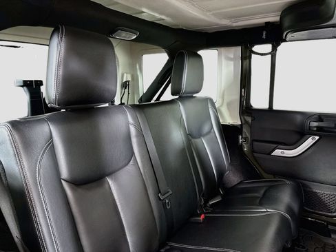 Used 2015 Jeep Wrangler Unlimited Sahara w/ Connectivity Group AWD/4WD image 27