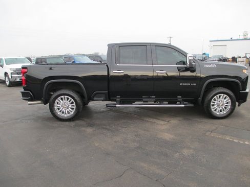 Used 2022 Chevrolet Silverado 2500 High Country w/ Technology Package image 3