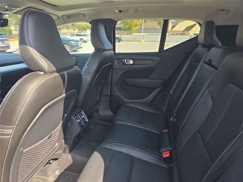 Used 2020 Volvo XC40 T5 Momentum image 9