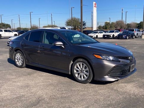 Used 2020 Toyota Camry LE image 3