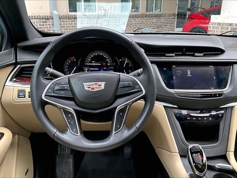 Used 2017 Cadillac XT5 Premium Luxury w/ LPO, Wheel Lock Package FWD image 6