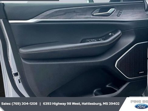 Used 2023 Jeep Grand Cherokee 4WD 4xe image 17