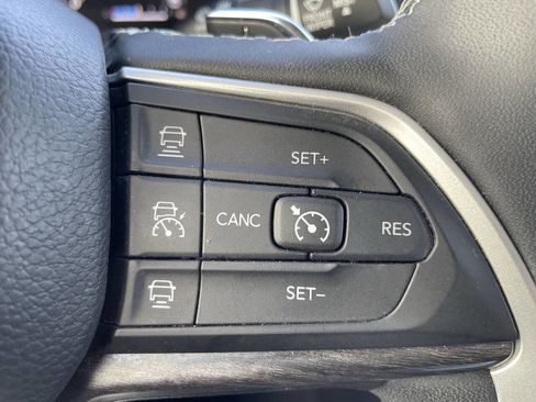 Used 2023 Jeep Grand Cherokee Limited image 24