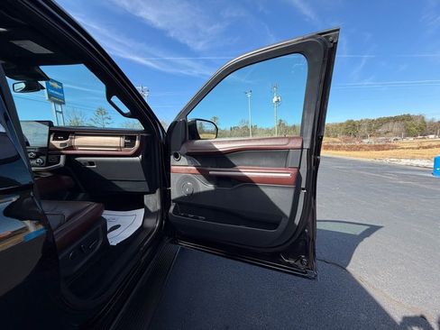 Used 2024 Ford Expedition Limited image 31