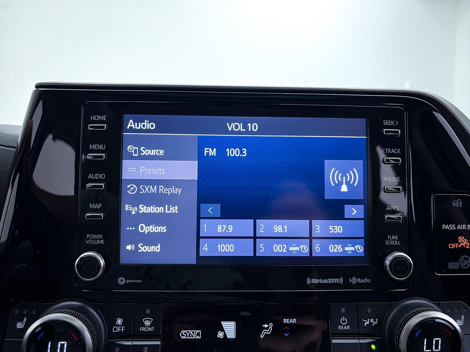 Used 2020 Toyota Highlander XLE AWD/4WD image 23