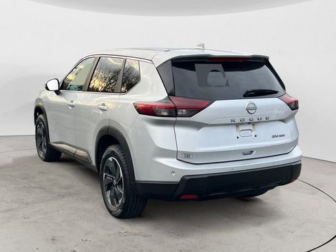 Used 2024 Nissan Rogue SV image 3
