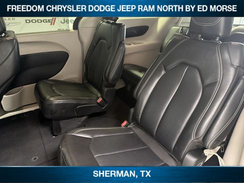 Used 2023 Chrysler Pacifica Touring-L FWD image 8