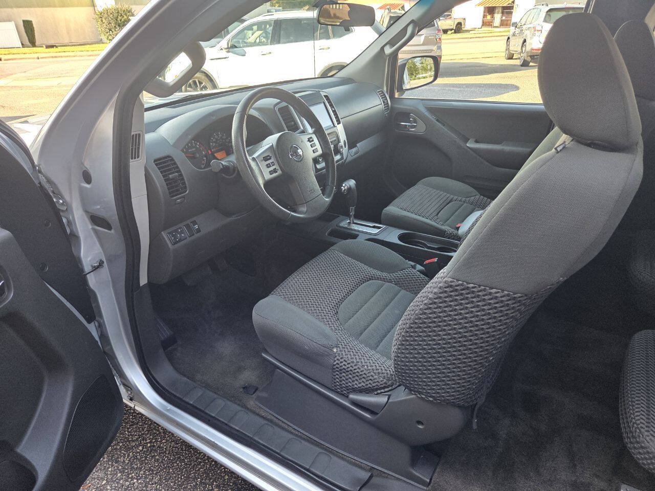 Used 2016 Nissan Frontier SV RWD image 9