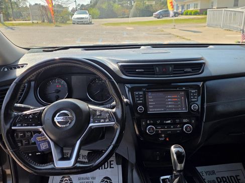 Used 2017 Nissan Rogue SL image 8