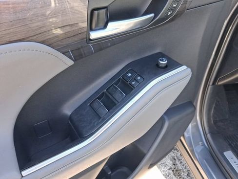 Used 2021 Toyota Highlander Limited AWD/4WD image 15