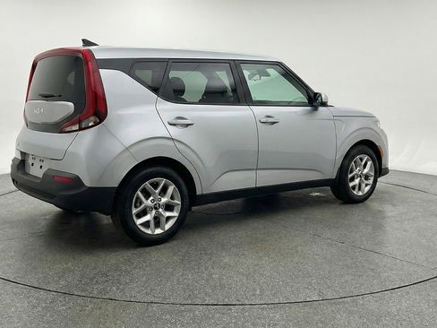 Used 2025 Kia Soul LX w/ LX Technology Package FWD image 9