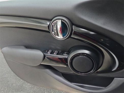 Used 2021 MINI Cooper 4-Door Hardtop w/ 6.5" Touchscreen Package image 26