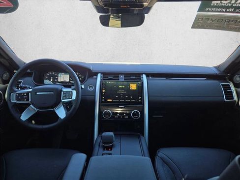 Used 2025 Land Rover Discovery S image 15