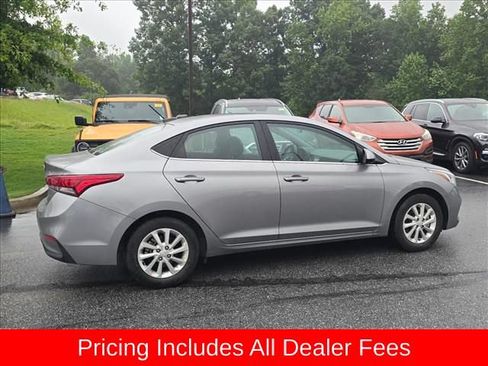 Used 2022 Hyundai Accent SEL FWD image 2
