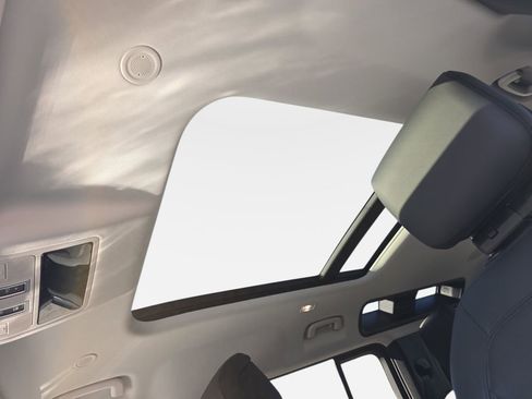 New 2026 Land Rover Defender 110 X-Dynamic SE image 30