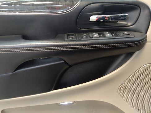 Used 2016 Chrysler Town & Country Touring image 27