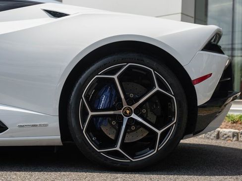 Used 2020 Lamborghini Huracan EVO image 12