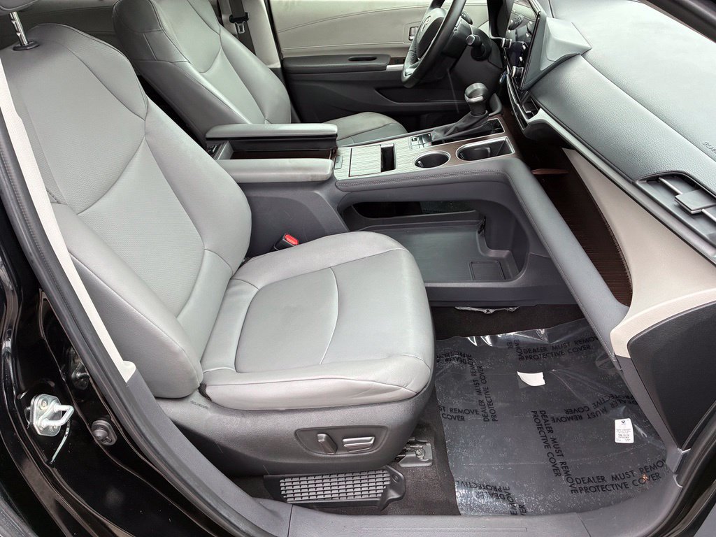Used 2023 Toyota Sienna XLE FWD image 31