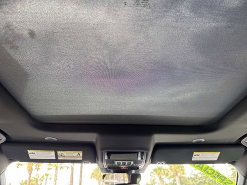 Certified 2025 Land Rover Discovery S image 18