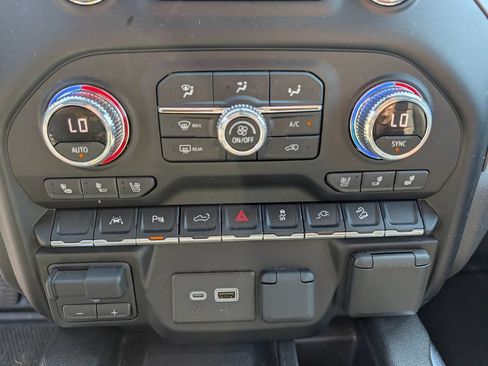 Used 2022 GMC Sierra 1500 AT4 w/ AT4 Premium Package AWD/4WD image 7