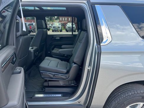 Used 2025 Chevrolet Suburban LT w/ Comfort Package AWD/4WD image 17