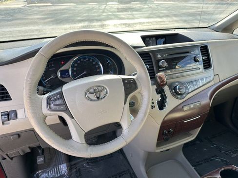 Used 2012 Toyota Sienna XLE image 12