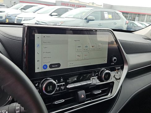 Used 2024 Toyota Highlander Platinum AWD/4WD image 16