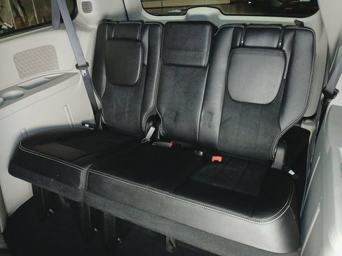 Used 2019 Dodge Grand Caravan SXT FWD image 14