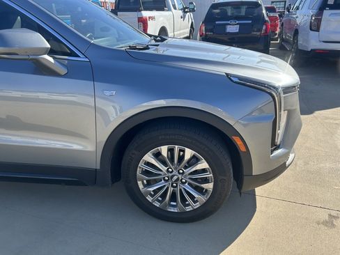 Used 2024 Cadillac XT4 Premium Luxury image 2