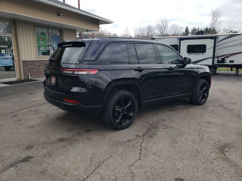 Used 2023 Jeep Grand Cherokee Altitude AWD/4WD image 7
