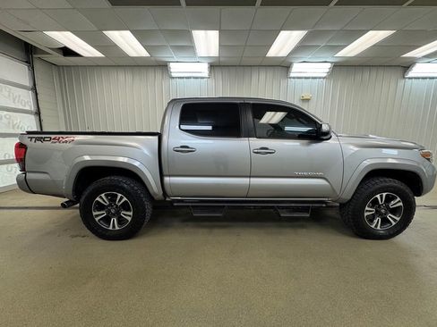 Used 2018 Toyota Tacoma TRD Sport AWD/4WD image 5