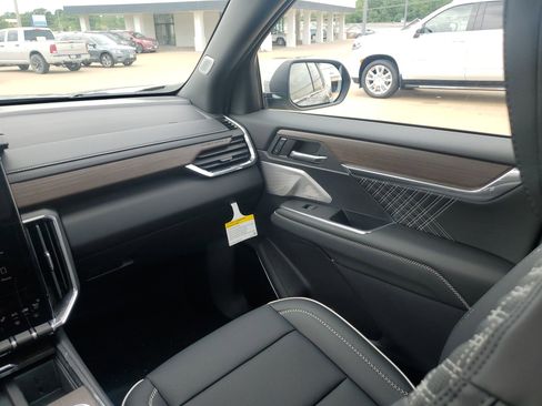 Used 2024 GMC Acadia Denali w/ Super Cruise Package image 11