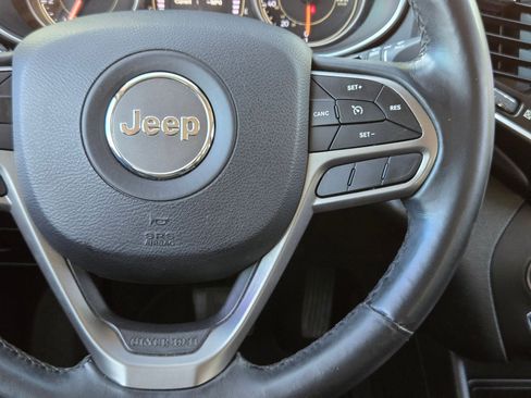 Used 2019 Jeep Cherokee Latitude Plus FWD image 22