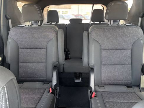 Used 2025 Chevrolet Traverse LT FWD image 42