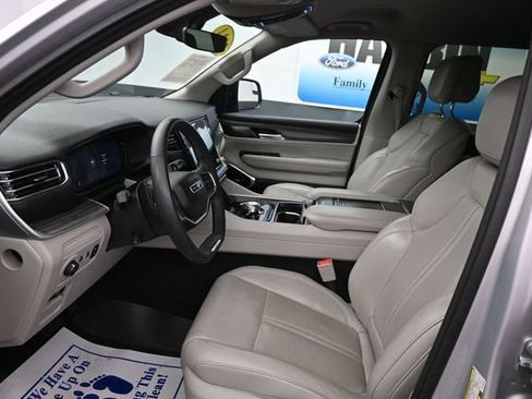 Used 2024 Jeep Wagoneer L Series II w/ Flexible Seating Group RWD image 13